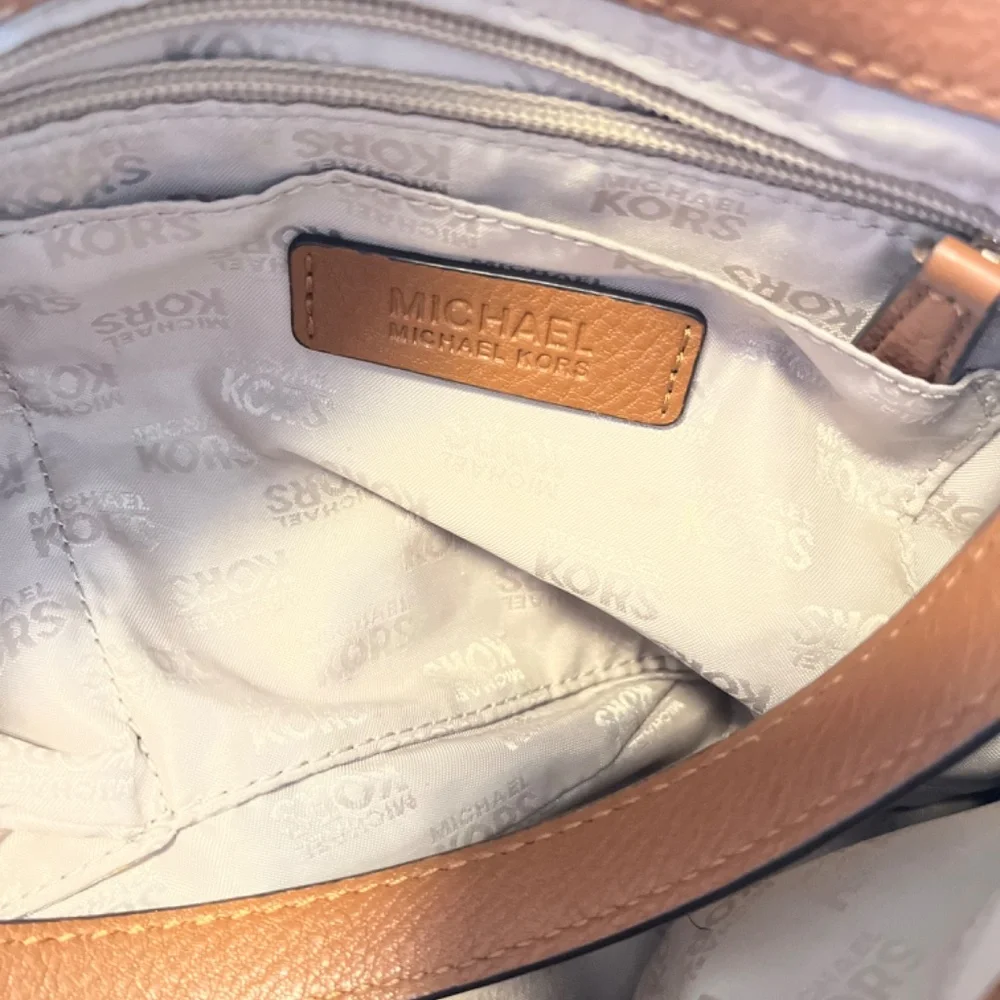 Michael Kors medium size brown leather crossbody or shoulder. Good conditions - Picture 5 of 6